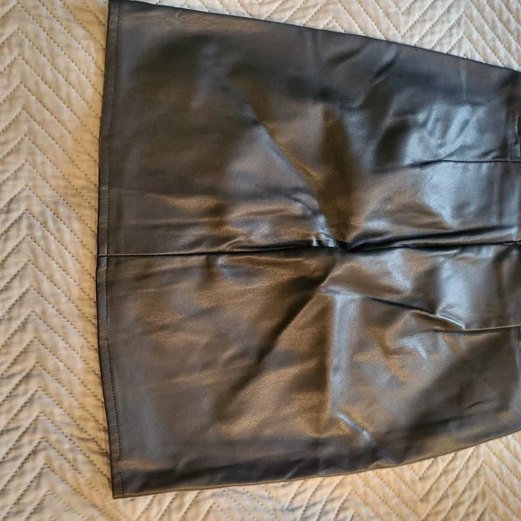 Guess - Picture 3 of 3